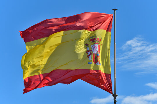bandera de Espa&ntilde;a ondeando al viento