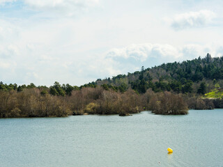 Le lac d’Aydat, grand lac naturel d’Auvergne de barrage volcanique dans un cadre boisé au sud...