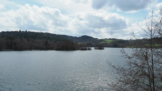 Lac naturel d'Aydat en Auvergne, lieu de loisirs et d'activit&eacute;s nautiques au pied de la cha&icirc;ne des Puys
