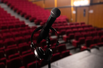 gros plan sur un micro et un casque audio sur la scène d'une salle de spectacle