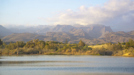 Landscape of a lake with the mountains in the background 