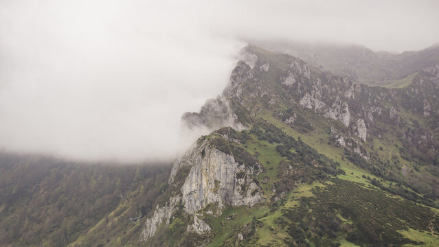 Fog in the mountains but only in the leftt while in the rigth there is a beautiful mountain range