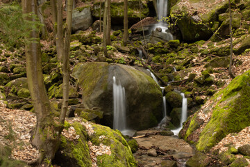 Obrazy na Plexi  kaskada i górski strumień