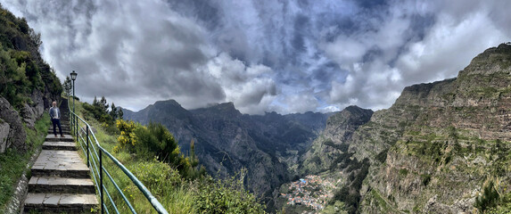 Tourist auf dem Weg zu einer Aussichtsplattform mit Blick ins Tal der Nonnen (Curral das Freiras) auf Madeira, Portugal