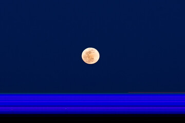 Mondaufgang des Supermonds über dem Roten Meer, EL Gouna, Ägypten.
(Fehler in der Chipkarte oder im Fotosensor hat das Meer zu einer blauen Fläche verwandelt.)