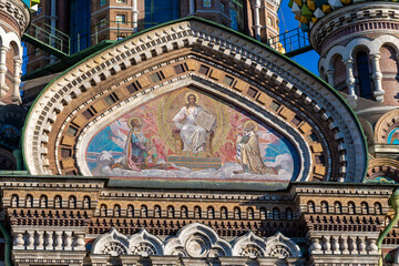 Obraz premium Mosaic with Jesus Christ on facade of Church of the Savior on Spilled Blood in a sunny day in Saint Petersburg city, Russia. Religious arhitecture. Travel in Russia theme.