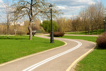 Fototapeta na wymiar Bike paths and walking paths for runners in the park