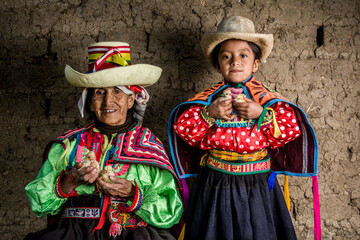Abuela y nieta andinas disfrutando momentos juntas en la sierra del Perú