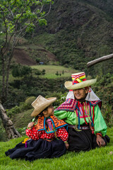 Abuela y nieta andinas disfrutando momentos juntas en la sierra del Perú