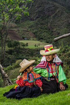 Abuela y nieta andinas disfrutando momentos juntas en la sierra del Per&uacute;
