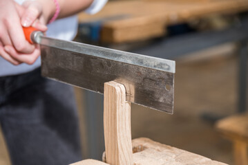 Schreiner s&auml;gt mit Hands&auml;ge