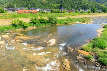 中地橋のそばを行くオレンジ色の播但線