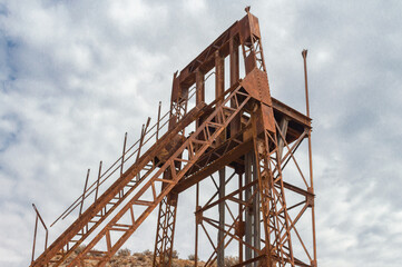 Fototapeta na wymiar Torre de hierro en pozo de mina de extracción de minerales