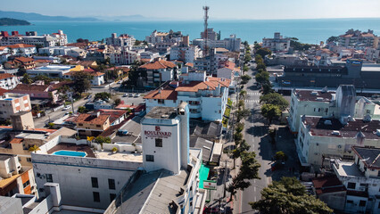 Obraz premium Praia Verão Férias Norte Ilha Santa Catarina Floripa Canasvieiras Florianópolis Prédios Casas Veraneio Mar Oceano Atlântico Céu Trapiche Argentinos Turistas Turismo Alargamento Faixa Areia Bairro SC