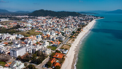 Fototapeta premium Praia Verão Férias Norte Ilha Santa Catarina Floripa Canasvieiras Florianópolis Prédios Casas Veraneio Mar Oceano Atlântico Céu Trapiche Argentinos Turistas Turismo Alargamento Faixa Areia Bairro SC