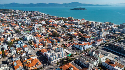 Obraz premium Praia Verão Férias Norte Ilha Santa Catarina Floripa Canasvieiras Florianópolis Prédios Casas Veraneio Mar Oceano Atlântico Céu Trapiche Argentinos Turistas Turismo Alargamento Faixa Areia Bairro SC