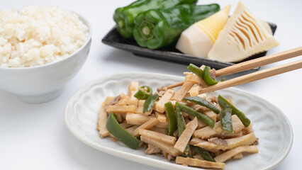 チンジャオロースとその食材(タケノコとピーマン)