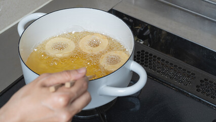 ドーナツを油で揚げる・手作りドーナツ　イメージ