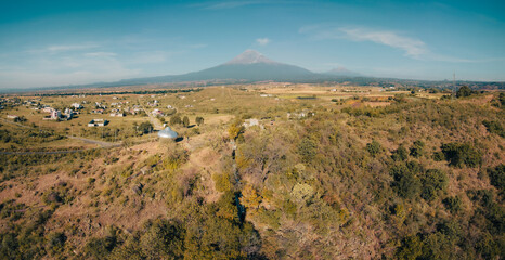 Panorámica del Popocatépetl y monumento al Ovni en Metepec, Puebla