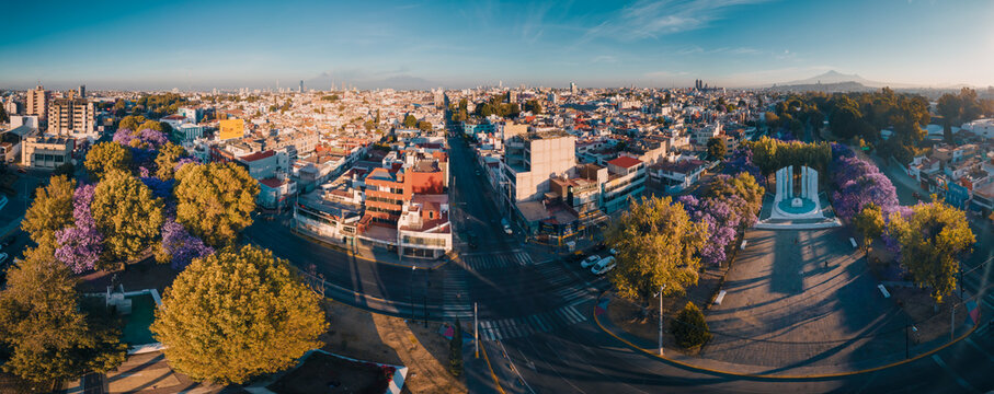 Panor&aacute;mica a&eacute;rea del bulevar 5 de mayo en Puebla, durante la temporada de jacarandas