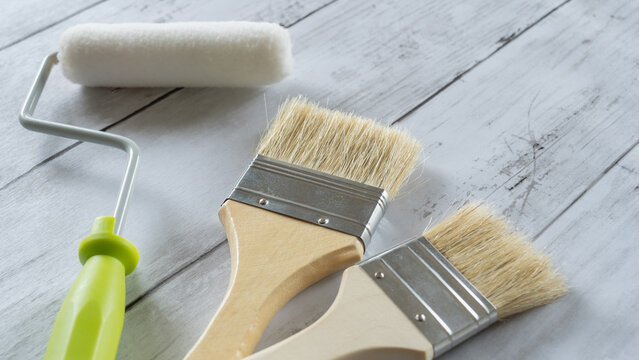 DIY・リフォーム・塗装業者　イメージ 　塗装道具と白い木目背景