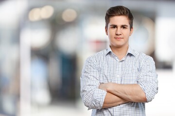 Obraz premium Confident young businessman on outdoor city background
