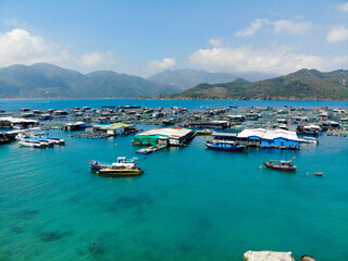 Fototapeta na wymiar 푸른 베트남 바다의 양어장 마을, 휴양지 콘도