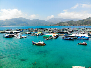 Fototapeta 푸른 베트남 바다의 양어장 마을, 휴양지 콘도 obraz