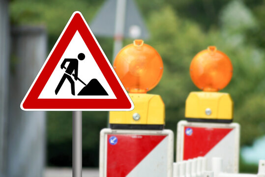 Verkehrsschild und Absperrung an einer Baustelle	