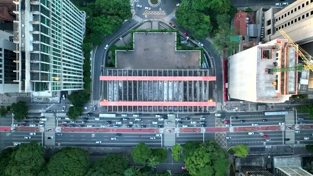 Experience MASP's modernist architecture from a mesmerizing tilt-up drone view. Designed by Lina Bo Bardi, the museum is a cultural icon of S&atilde;o Paulo.