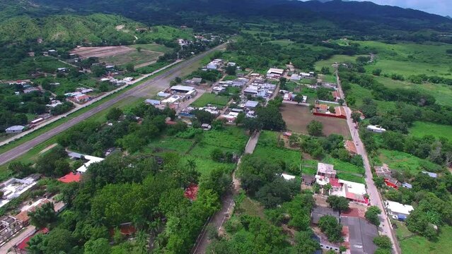 viajando a la  sierra verde con pista de aviones rodeada de monta&ntilde;as y cerros
