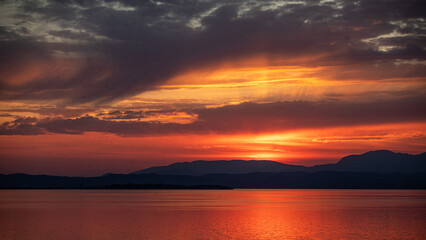 Sonnenuntergang mit See und Bergen