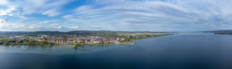 Fototapeta na wymiar Luftbild der Stadt Radolfzell am Bodensee mit der Halbinsel Mettnau, rechts am Horizont die Insel Reichenau