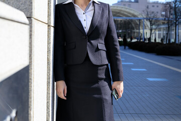 女性　屋外　立っている　ビジネス　イメージ	