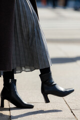 屋外で立っているビジネスウーマン　足元　靴