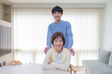 親子　母親と息子