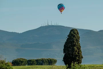 Crédence de cuisine en verre imprimé Tour de Pise A colorful hot air balloon flies over the Tuscan countryside with Monte Serra in the background, Pisa, Italy