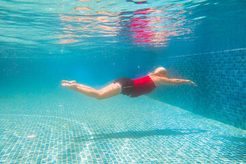 Pregnant woman in swimming pool. Healthy pregnancy