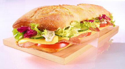 Croque mit Schinken und Gurkenscheiben dazu Tomatenscheiben zusaetzlich Kaese und Salat