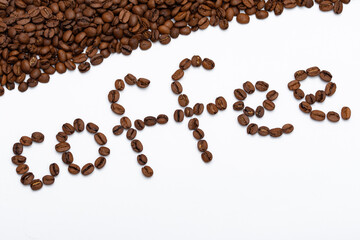 Napis coffee ułożony z ziaren kawy