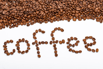 Napis coffe ułożony z kawy na tle ziaren - obrazy, fototapety, plakaty