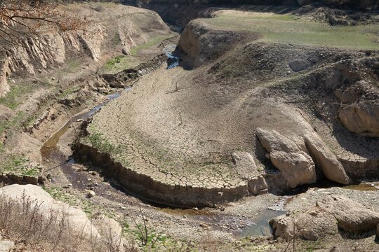 Catalonia is suffering an unprecedented drought and has entered a phase of exceptionality in the water systems that supply 80% of the population, which represents an extension of restrictions on agric