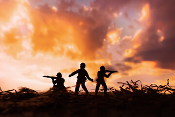 Obraz premium toy military at war, Toy Soldiers, war concept. Soldiers shadows. Military war.