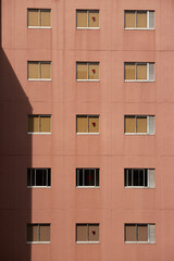 日本の住宅地のマンションの窓の風景