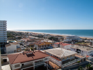Fototapeta na wymiar Vista de la playa desde el hotel Pato Amarillo en Punta Umbría, Huelva, Andalucía, España.