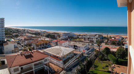 Vista de la playa desde el hotel Pato Amarillo en Punta Umbría, Huelva, Andalucía, España.