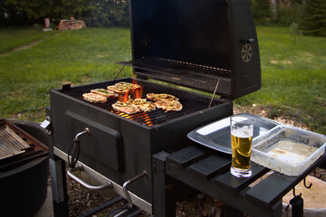 Steaks auf dem Holzgrill