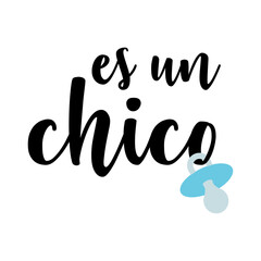 Anuncio de llegada de bebé niño. Letras mensaje es un chico en texto manuscrito en español con chupete color azul para su uso en invitaciones y tarjetas