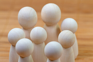 Spielfiguren aus Holz in einer Gruppe