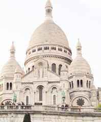 Basilique du Sacré-Coeur vue du bas sur fond de ciel blanc - Montmartre, Paris 